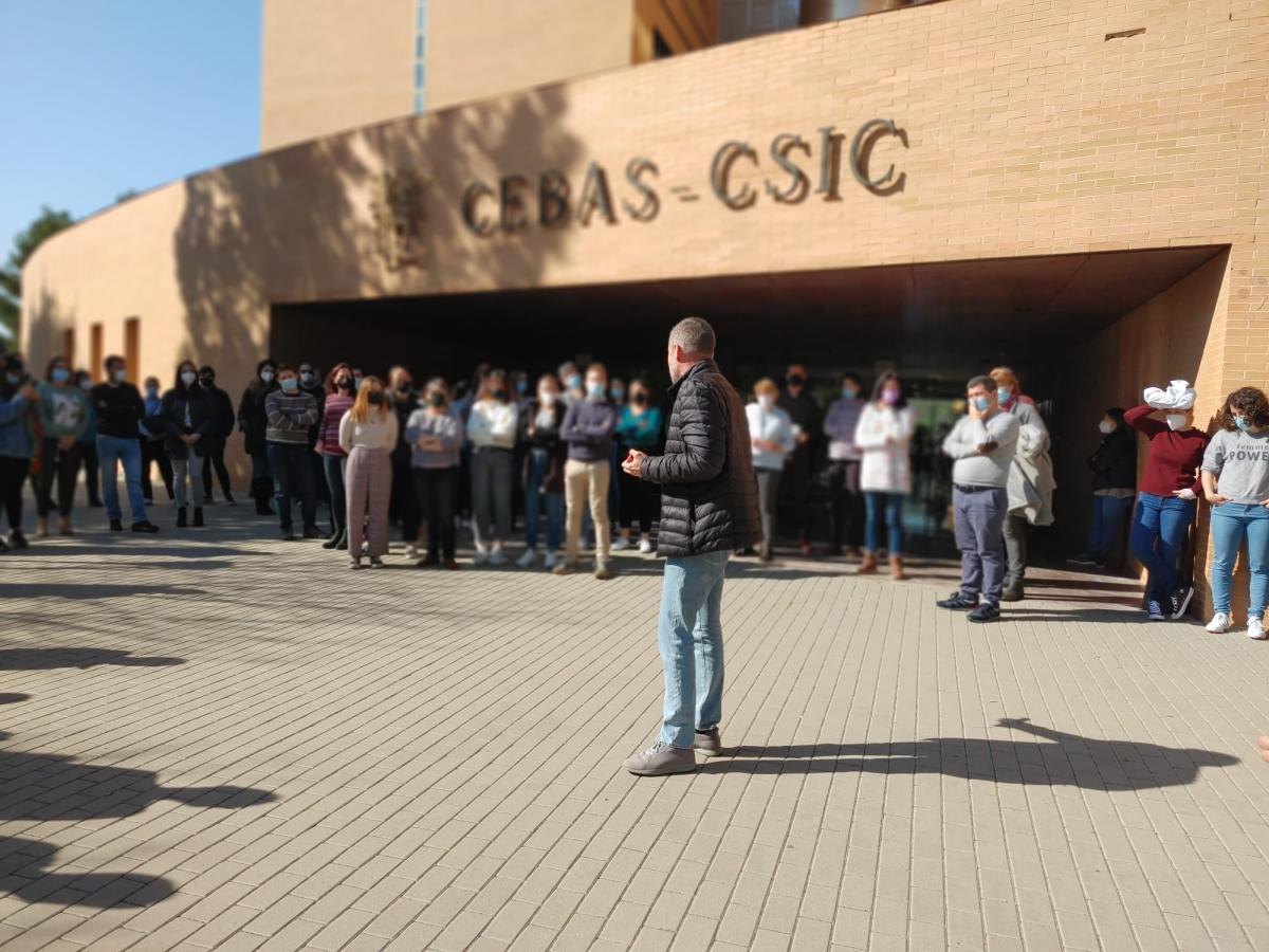 Concentracin ante la puerta del CEBAS Murcia